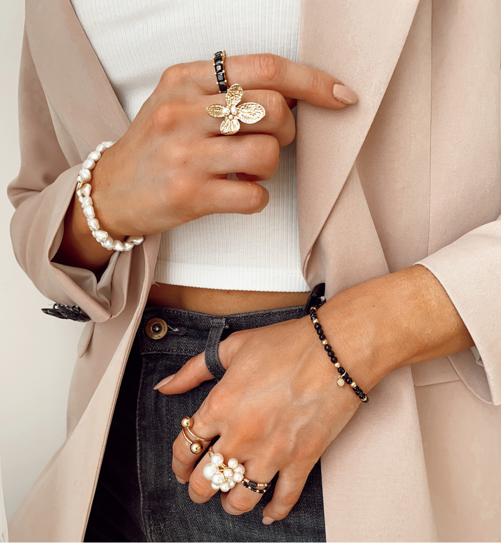 Pierścionek złoty z czarnymi kryształkami PRG0067