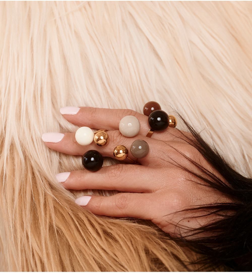 Pierścionek z kulkami w odcieniach białego i czarnego PSA1109