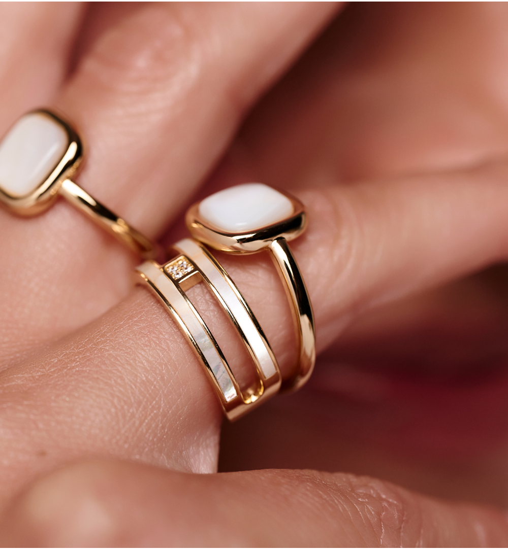 Pierścionek złoty z masą perłową i kryształkiem PSS0234