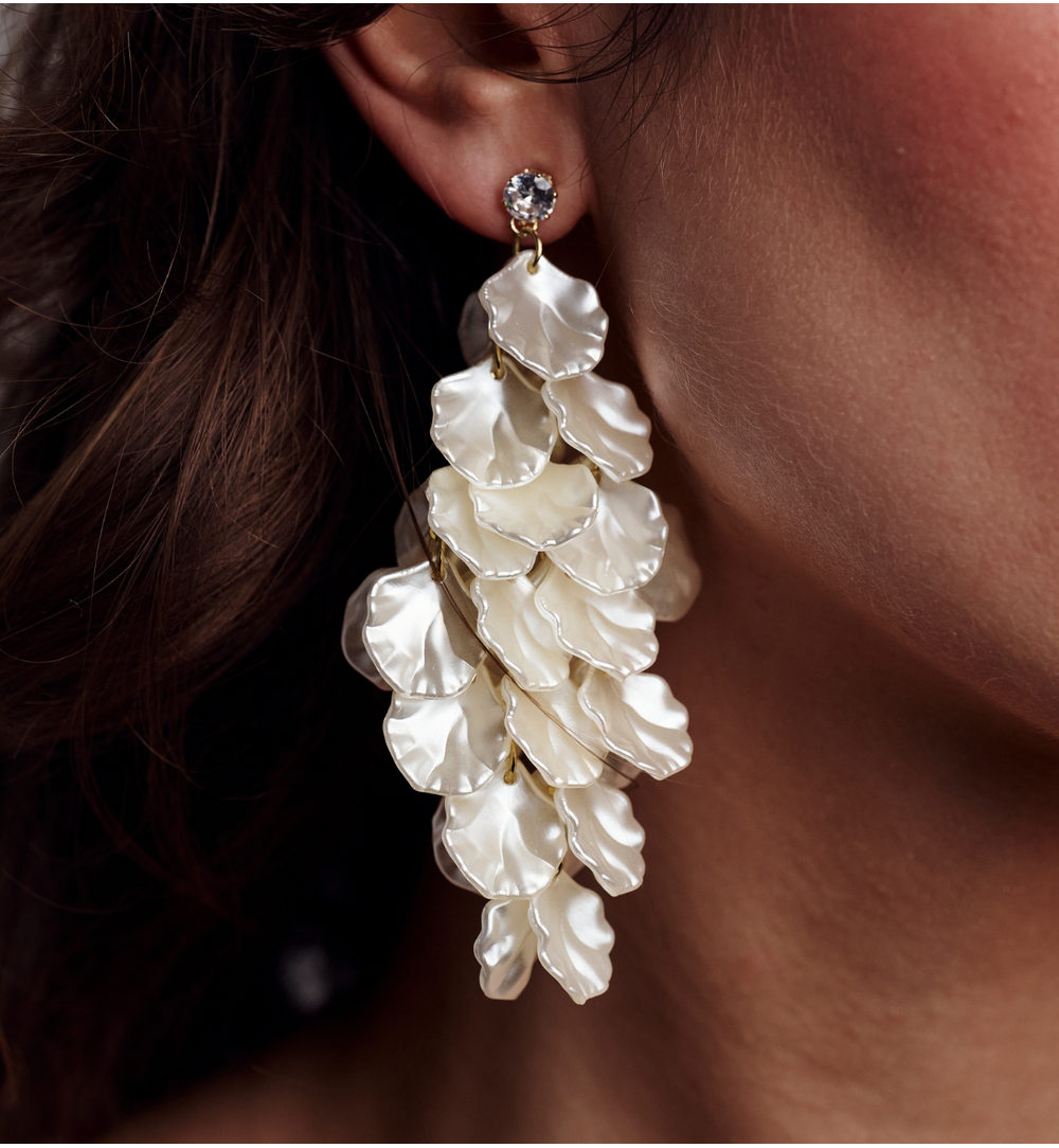 Kolczyki wiszące z płatkami w kolorze perłowym KLU0208