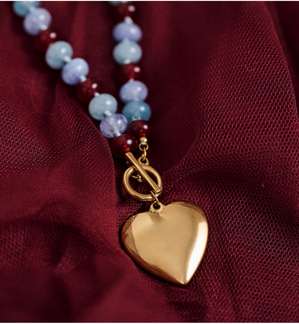 Naszyjnik z bordowych i błękitnych kamieni z pozłacanym sercem NPA1517