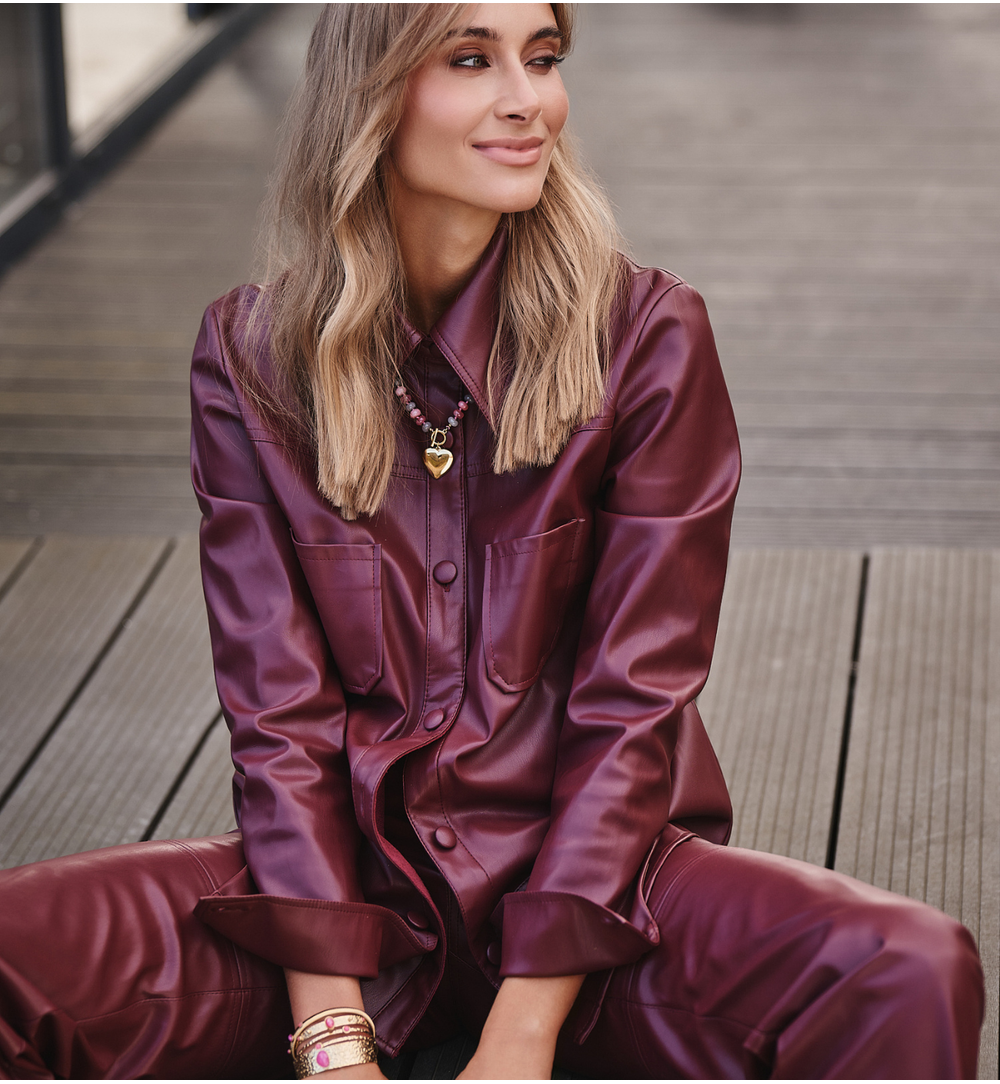 Bransoletka szeroka złocona z jadeitem fuksjowym BEA0021