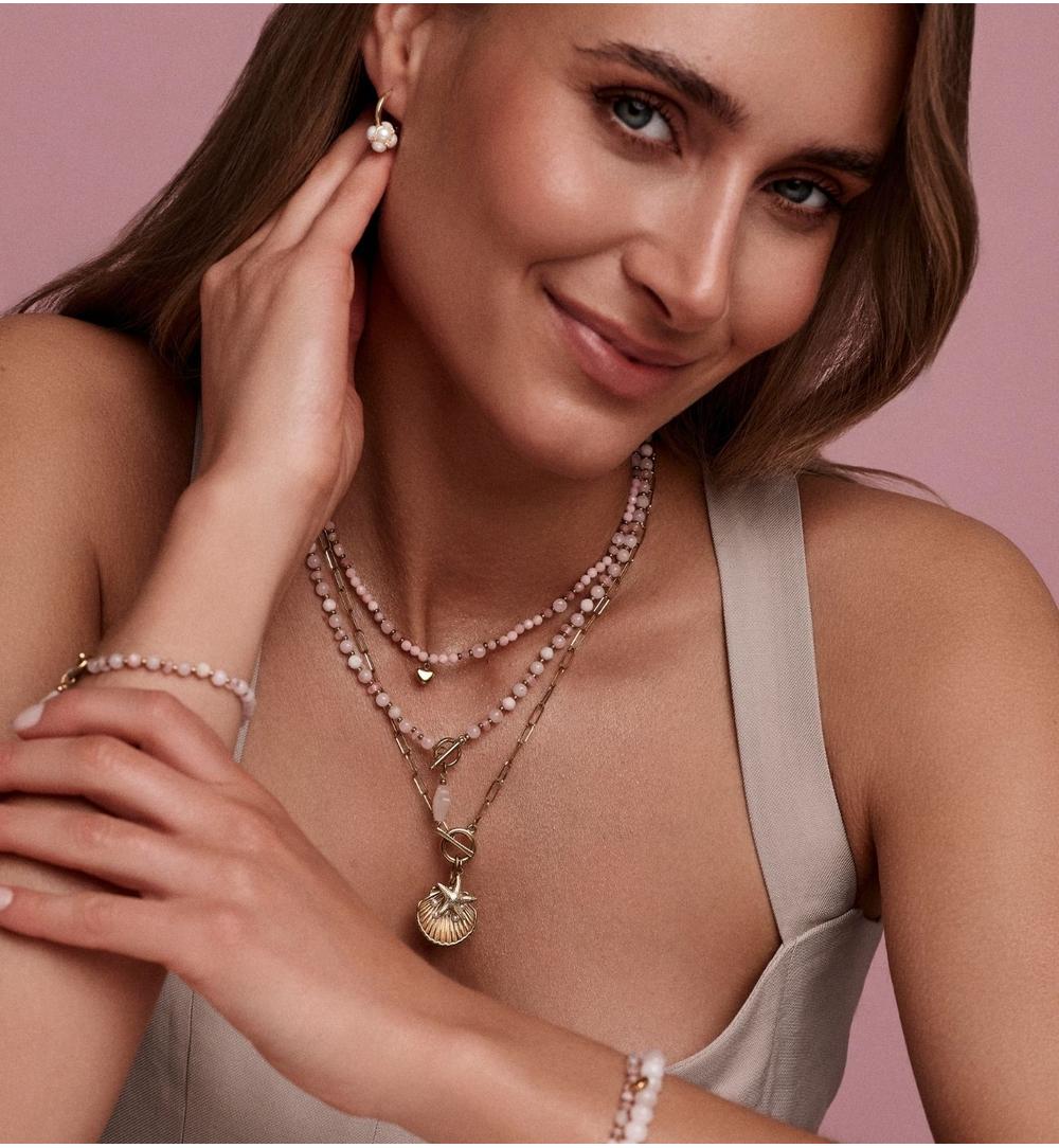 Naszyjnik z muszlą, rozgwiazdą i perełkami na złotym łańcuszku NSY0753