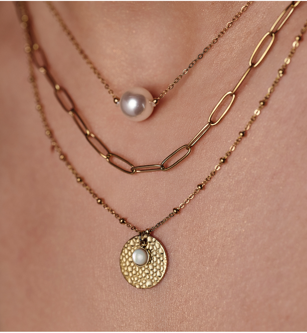 Naszyjnik warstwowy z perłą i złotym medalionem NEA0057