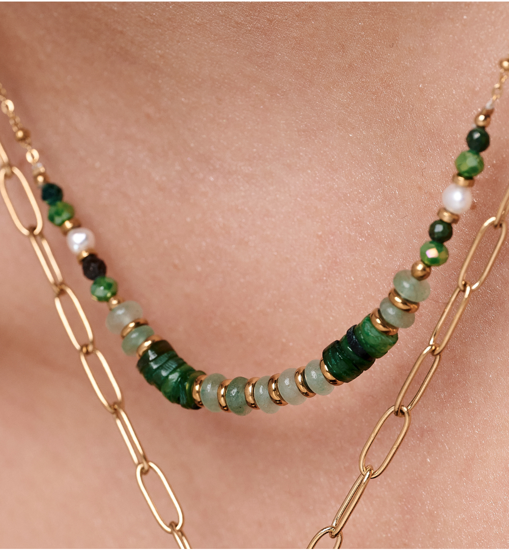 Zestaw złotych naszyjników z zielonymi kamieniami i zawieszką z koniczyną ZN0117