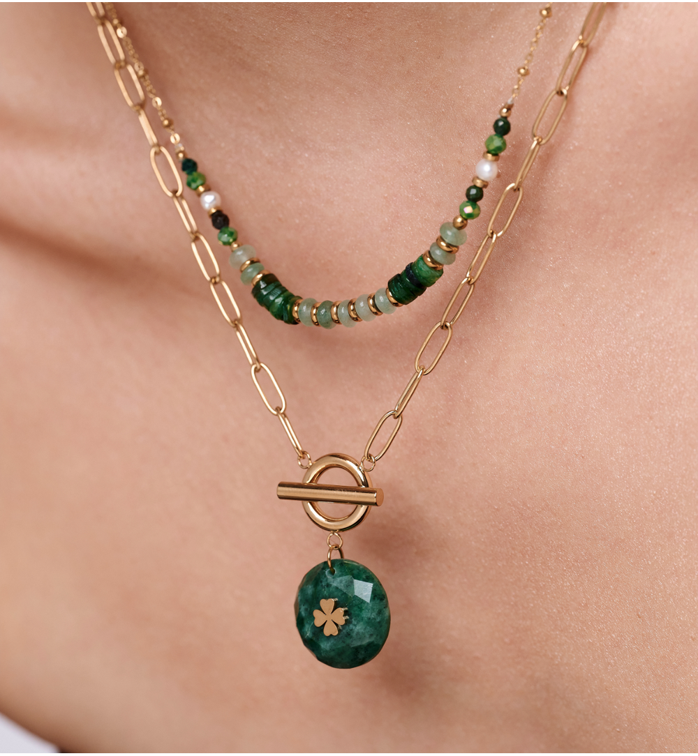 Zestaw złotych naszyjników z zielonymi kamieniami i zawieszką z koniczyną ZN0117