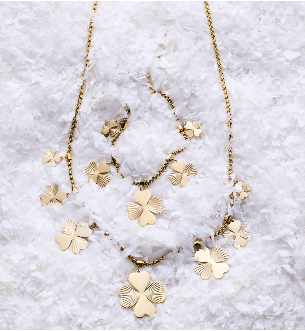 Bransoletka na łańcuszku z wiszącymi koniczynkami BEA0053