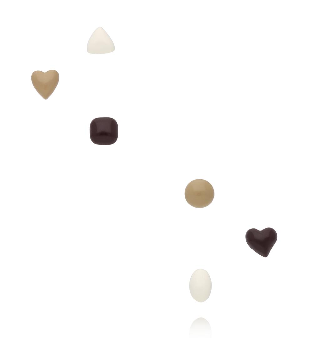 Zestaw kolczyków w neutralnej palecie z różnymi formami KMB0050