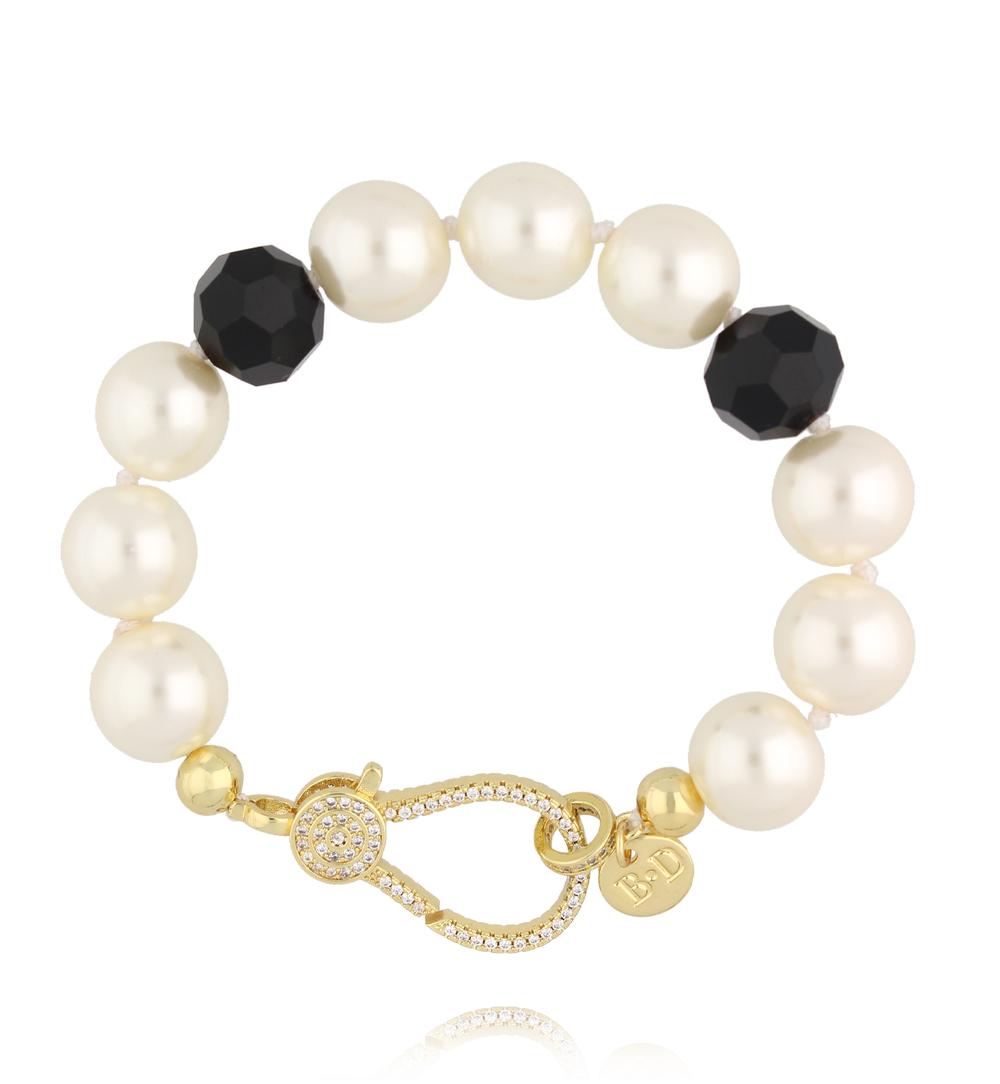 Bransoletka z pereł i czarnych kryształów z karabińczykiem wysadzanym cyrkoniami BPE0161