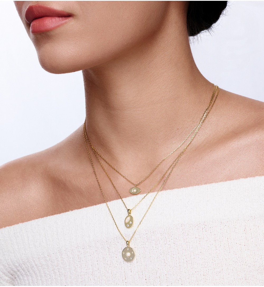 Naszyjnik z okrągłą zawieszką z opalem i motywem słońca NCA0096