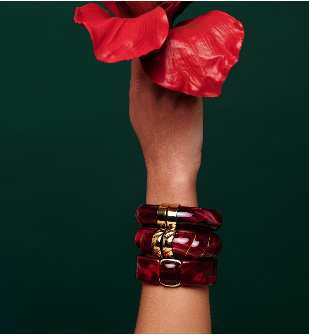 Bransoletka w odcieniu głębokiego burgundu z prostokątnym zapięciem BEU0008