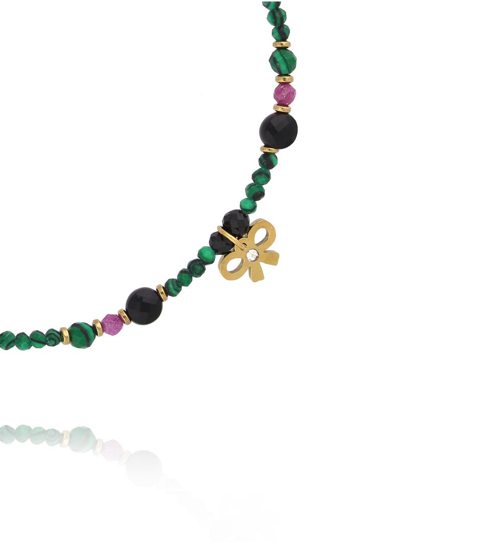 Bransoletka na sznurku z malachitu, czarnego agatu i rubinu z zawieszką kokardki  BTW3584