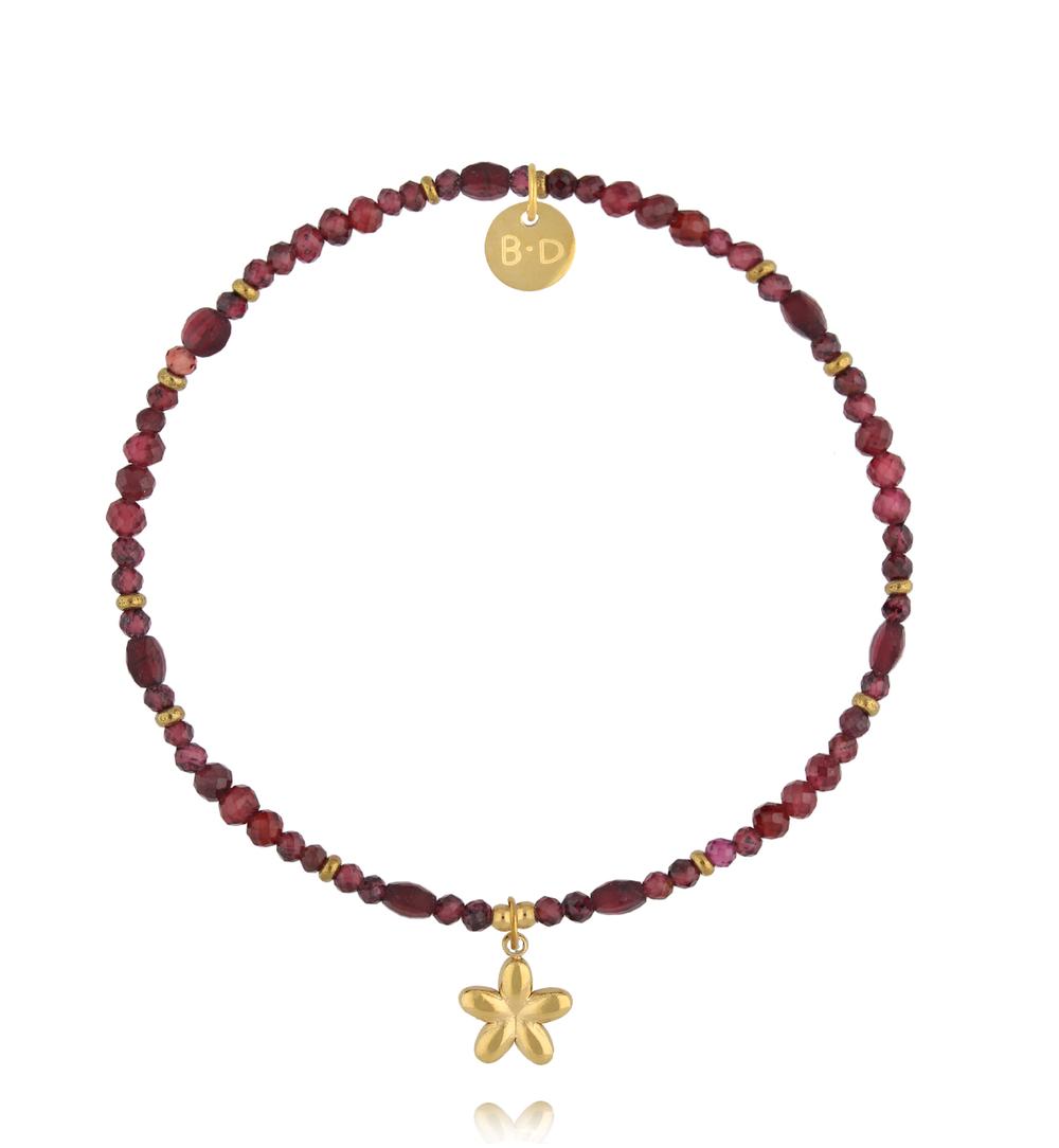 Bransoletka z granatu z zawieszką w kształcie kwiatka BTW3543