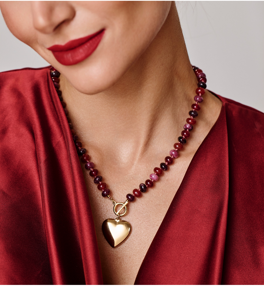 Naszyjnik z czerwonych i bordowych  kamieni i złotym sercem NPA1512