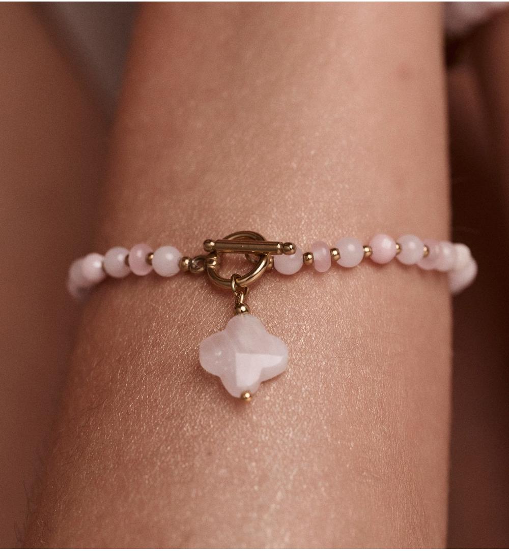 Bransoletka z kwarcami różowymi z koniczynką i złotym zapięciem BPA0635