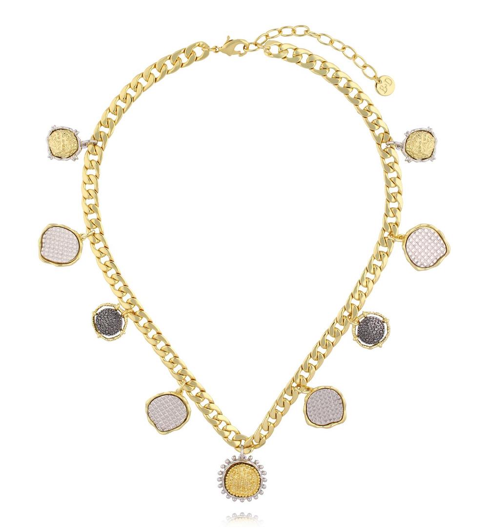 Naszyjnik z grubym złotym łańcuchem i dekoracyjnymi zawieszkami NS0411