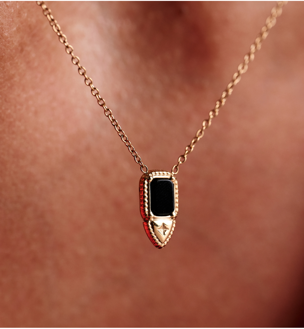 Naszyjnik z czarną zawieszką w złotej oprawie NEA0104