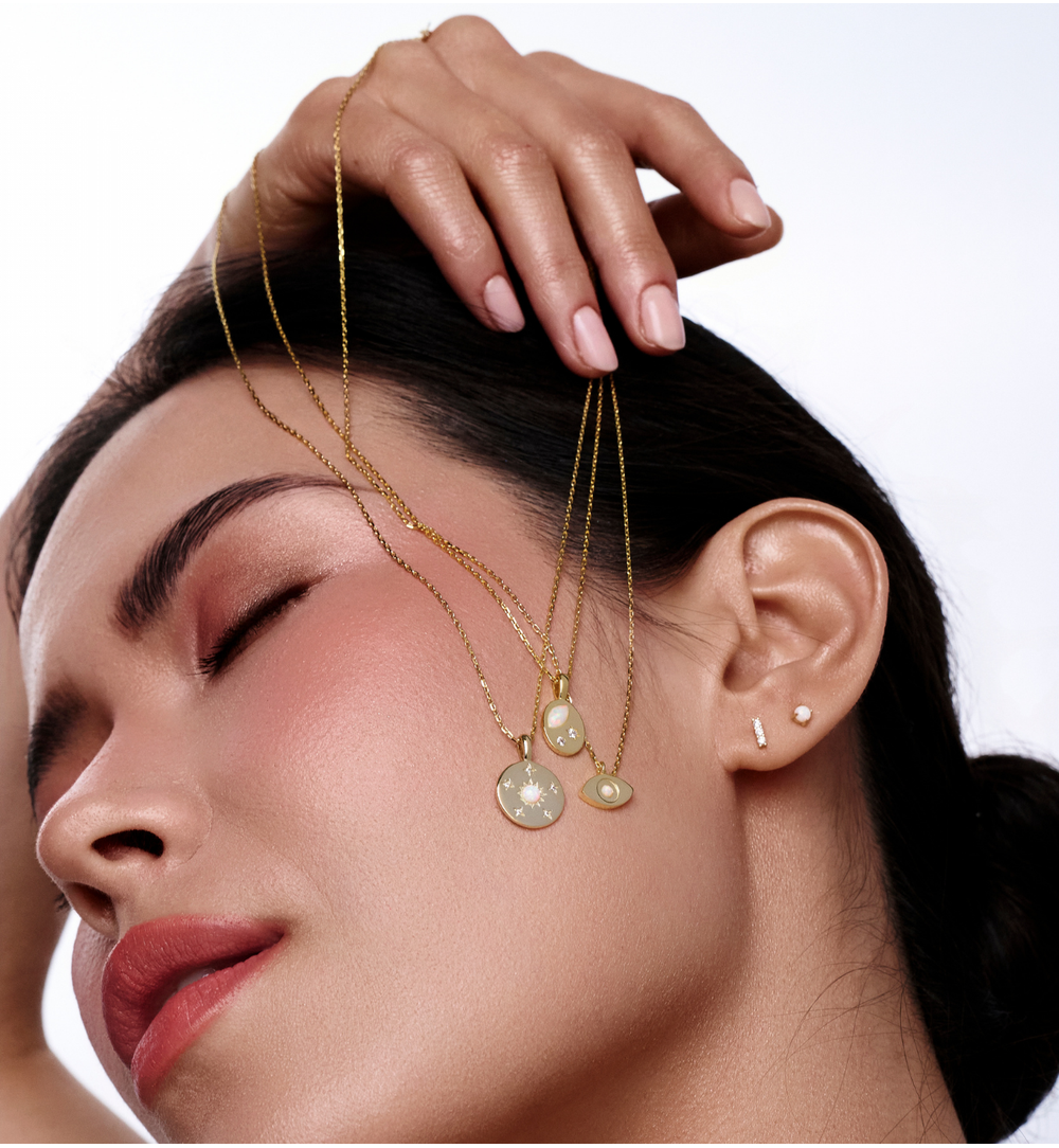 Naszyjnik z okrągłą zawieszką z opalem i motywem słońca NCA0096