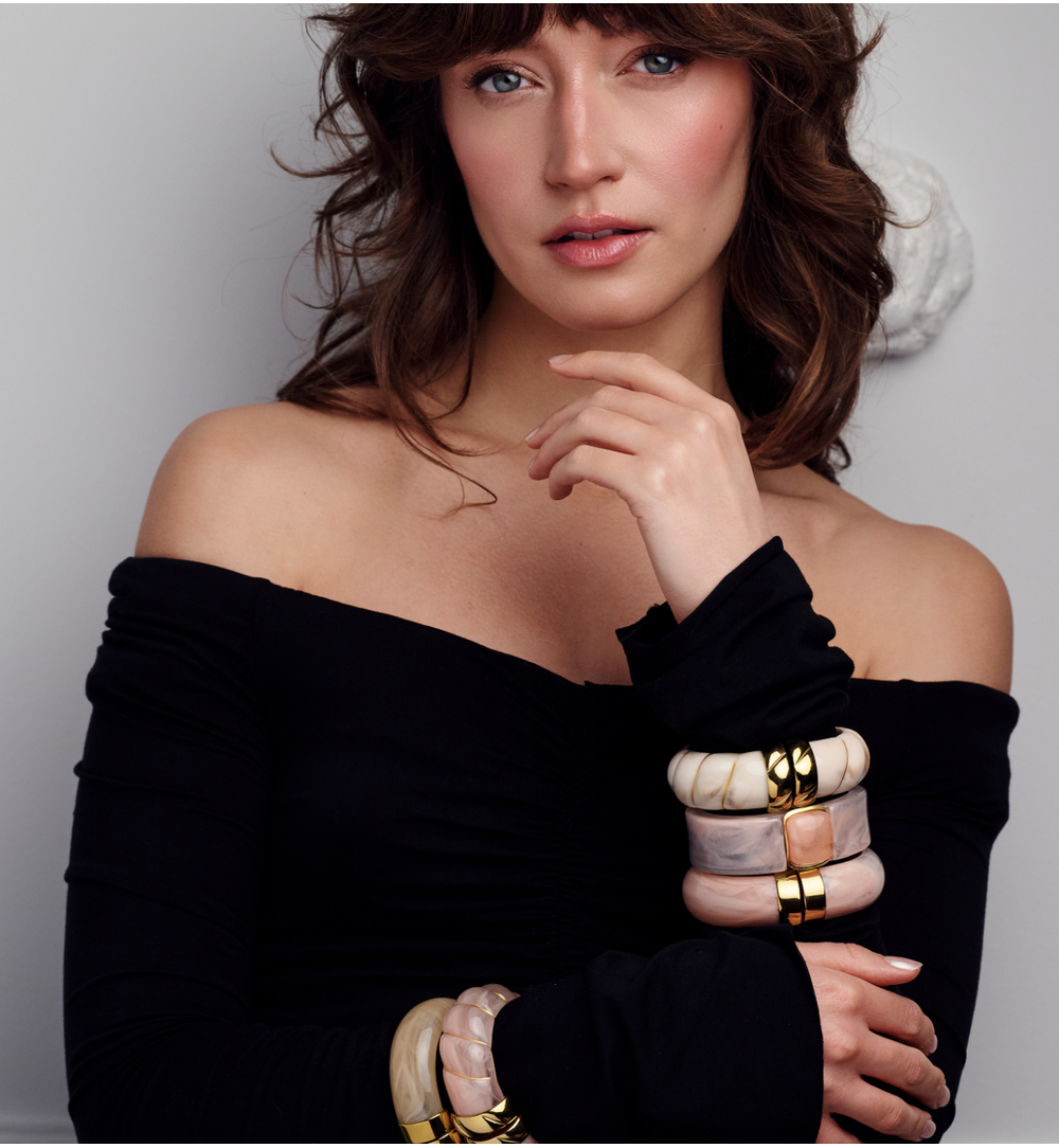 Bransoletka w odcieniu ciepłego beżu ze złotym zapięciem BEU0015