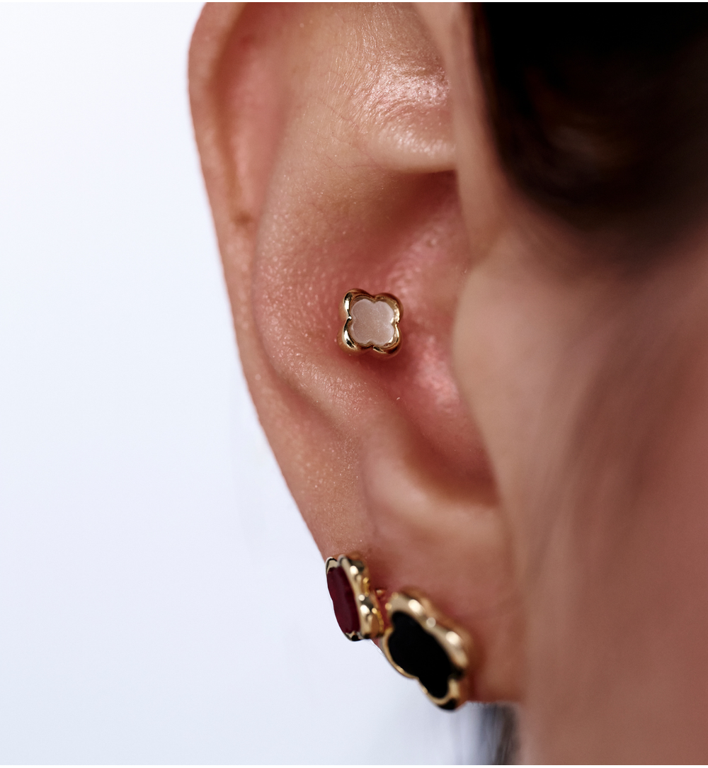 Zestaw złoconych kolczyków z kolorowymi wypełnieniami – biel, czerń i czerwień KMB0038