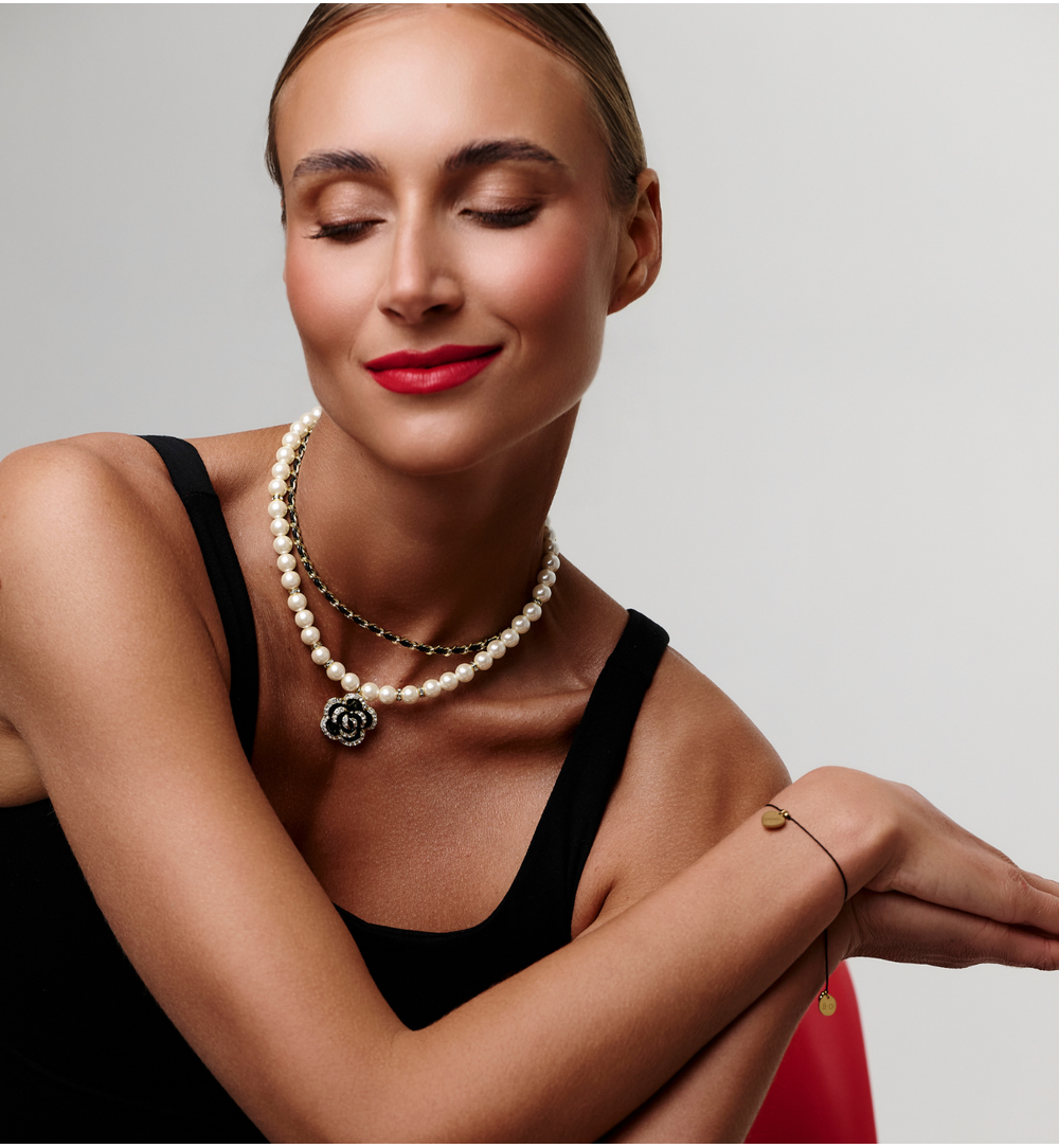 Naszyjnik złocony z perełkami, czarnym splotem i dekoracyjnym kwiatem NS0418