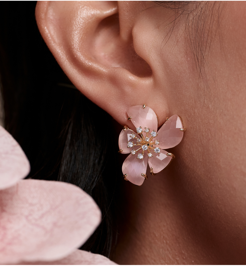 Kolczyki w kształcie kwiatów z różowymi płatkami KSS2048