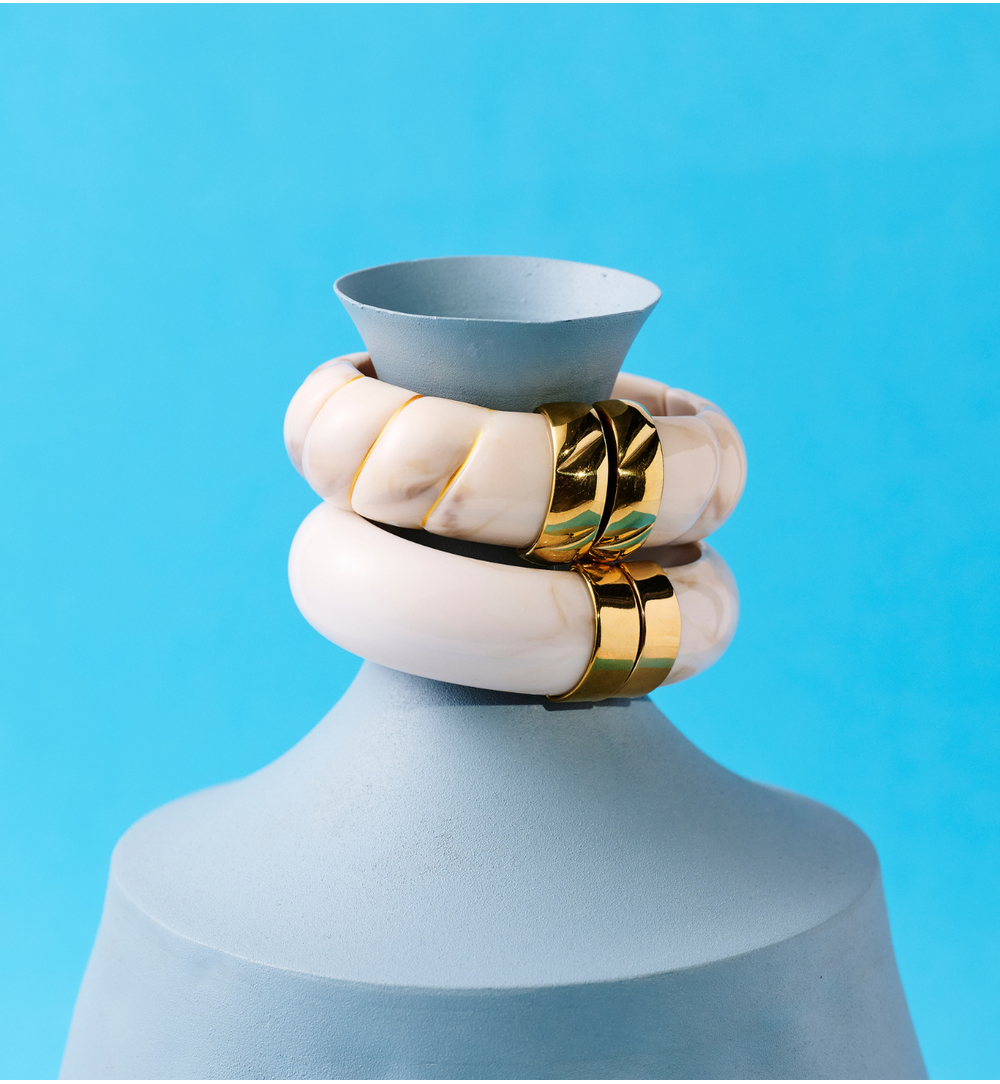 Bransoletka w odcieniu mlecznego beżu ze złotym zapięciem BEU0003