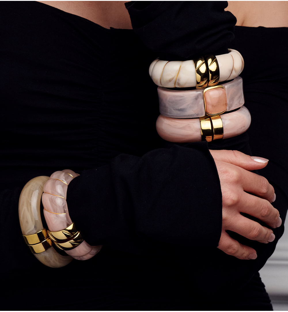 Bransoletka w odcieniu ciepłego beżu ze złotym zapięciem BEU0015