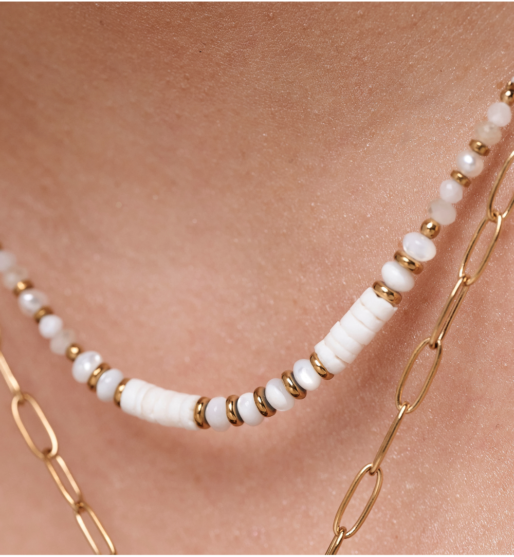 Zestaw złotych naszyjników z białymi koralikami i zawieszką z koniczyną ZN0115