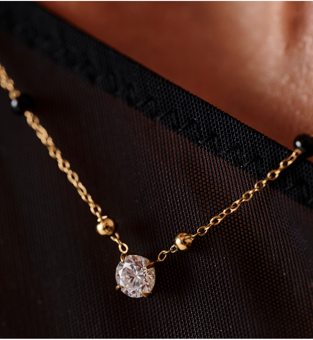 Naszyjnik z cyrkonią i czarnymi akcentami NSY0629