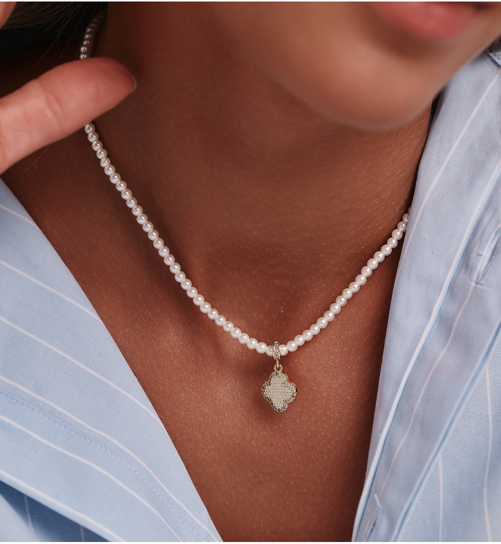 Naszyjnik z perełkami i zawieszką w kształcie koniczyny NPE0354