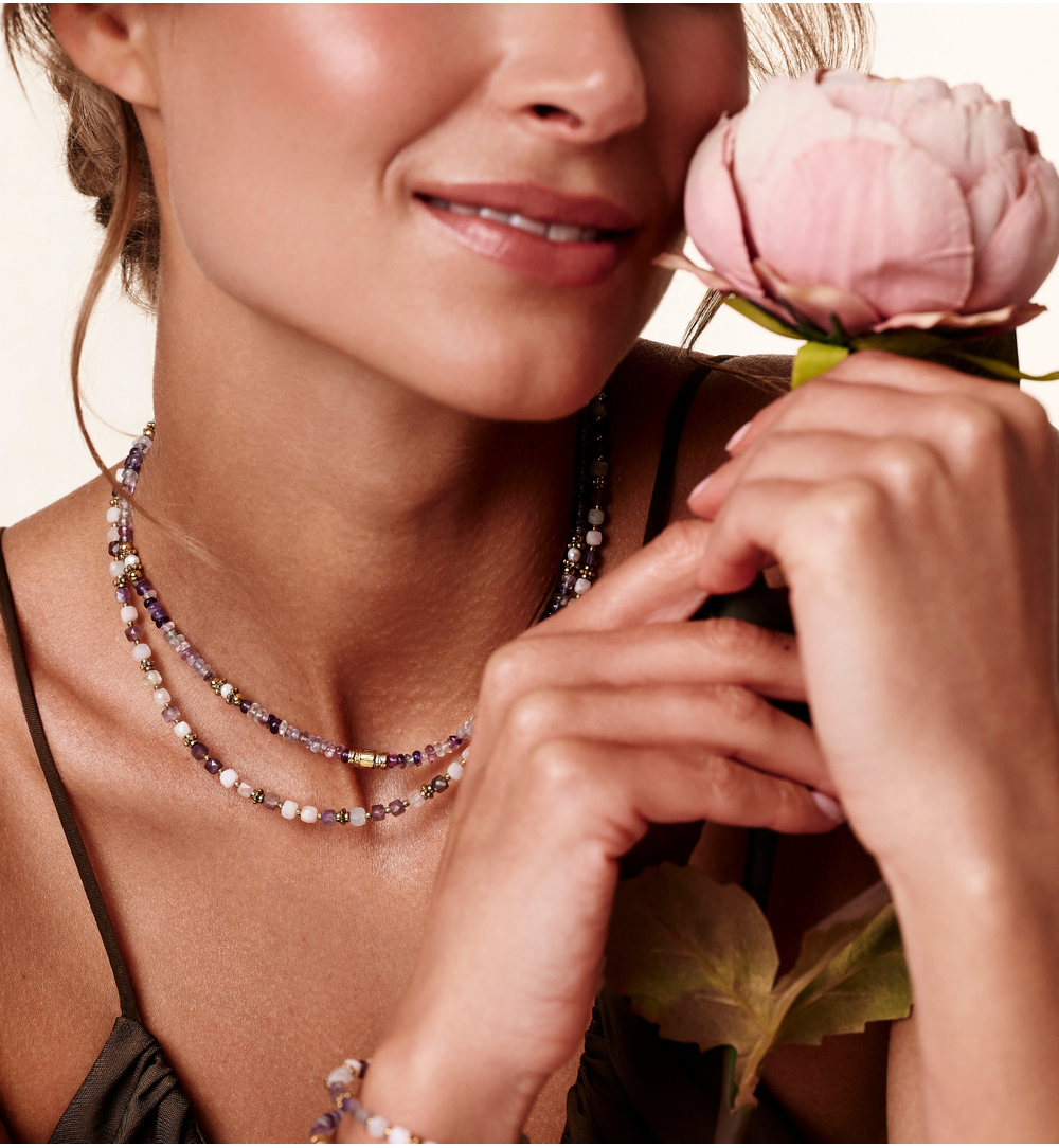 Naszyjnik z fluorytu i pereł słodkowodnych ze złotymi detalami NEA0079