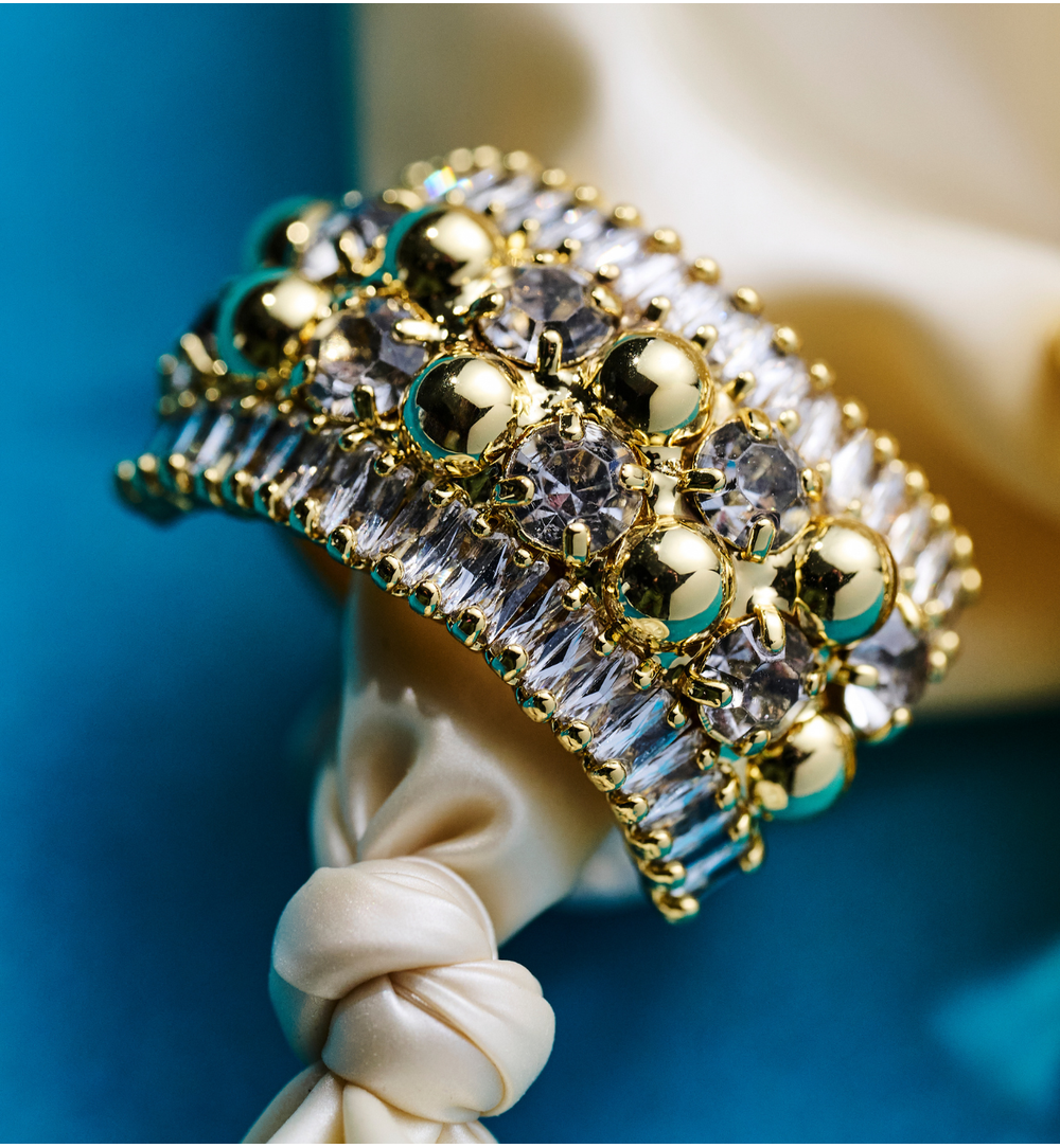 Pierścionek złocony z kulkami i kryształami PSS0217