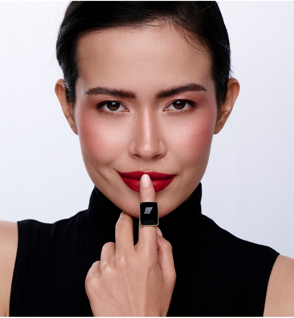 Pierścionek z czarnym agatem w złotej oprawie PEA0045