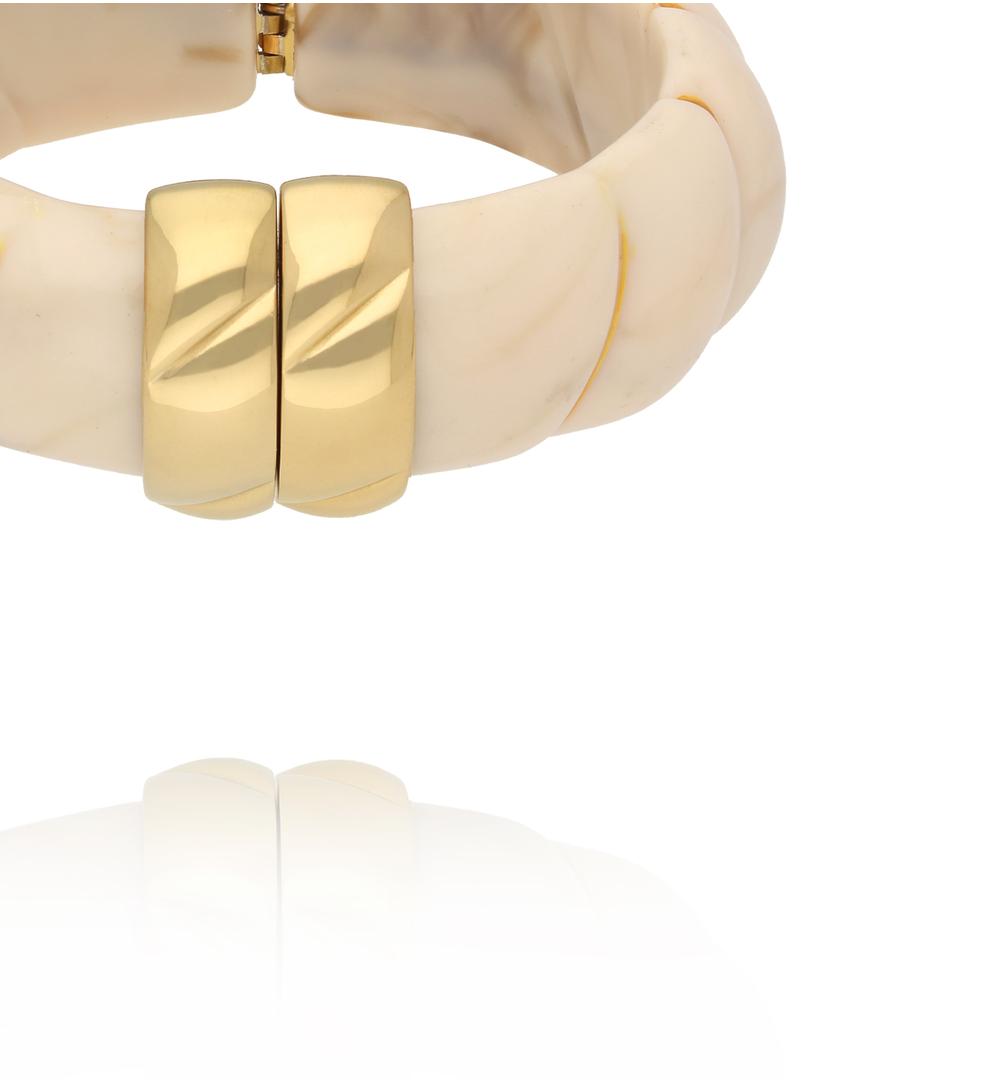 Bransoletka w odcieniu mlecznego beżu ze złotym zapięciem BEU0003