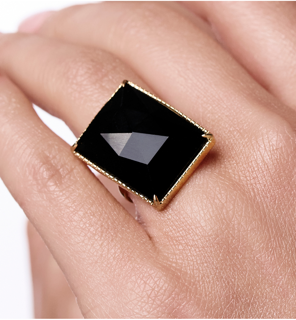 Pierścionek z czarnym agatem w złotej oprawie PEA0045