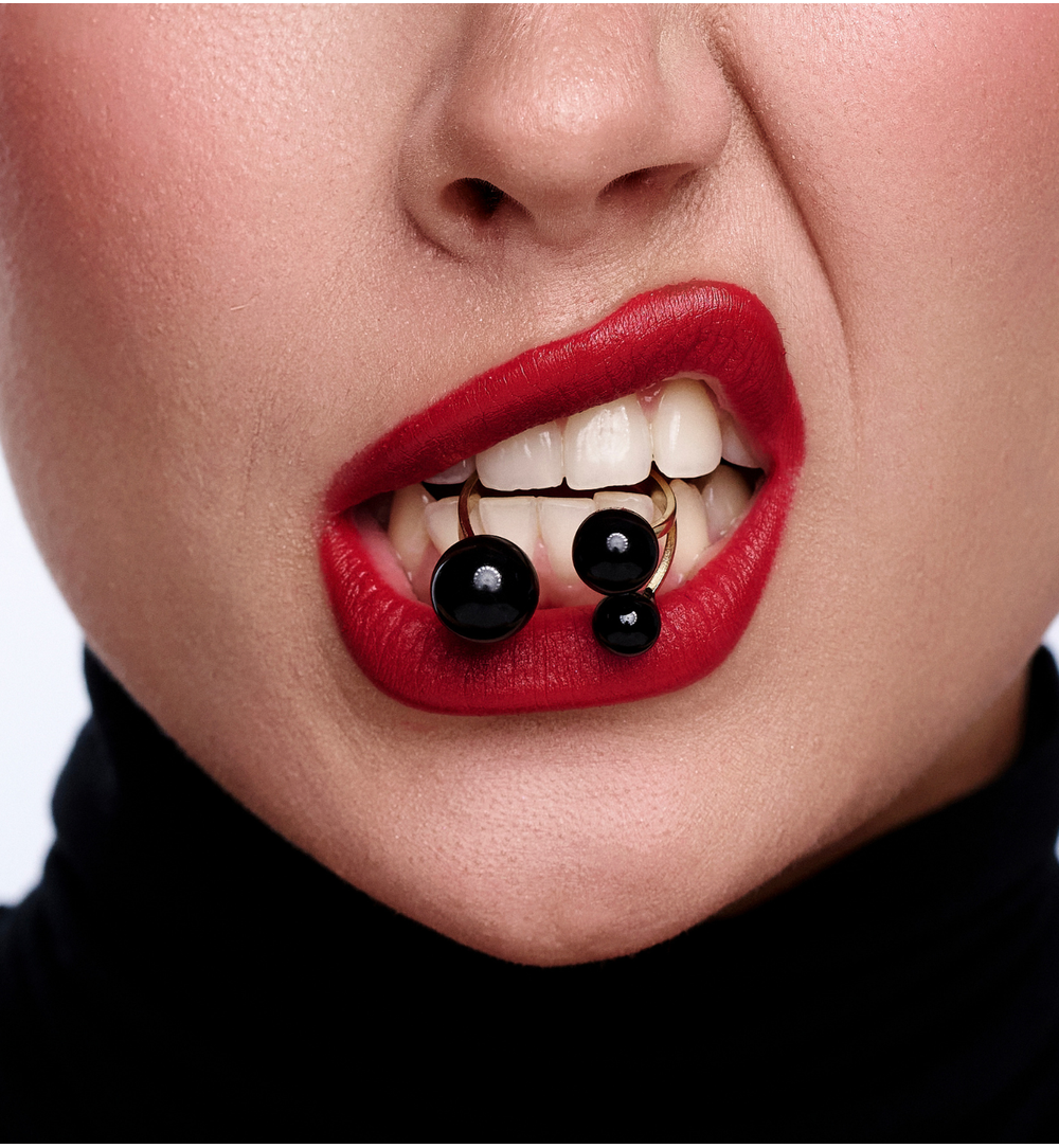 Pierścionek z trzema kulami z czarną emalią PSA1180