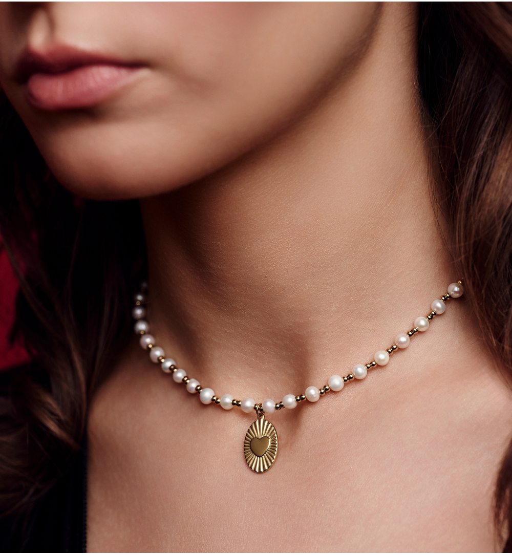 Naszyjnik z pereł z medalionem w kształcie serca NPE0374