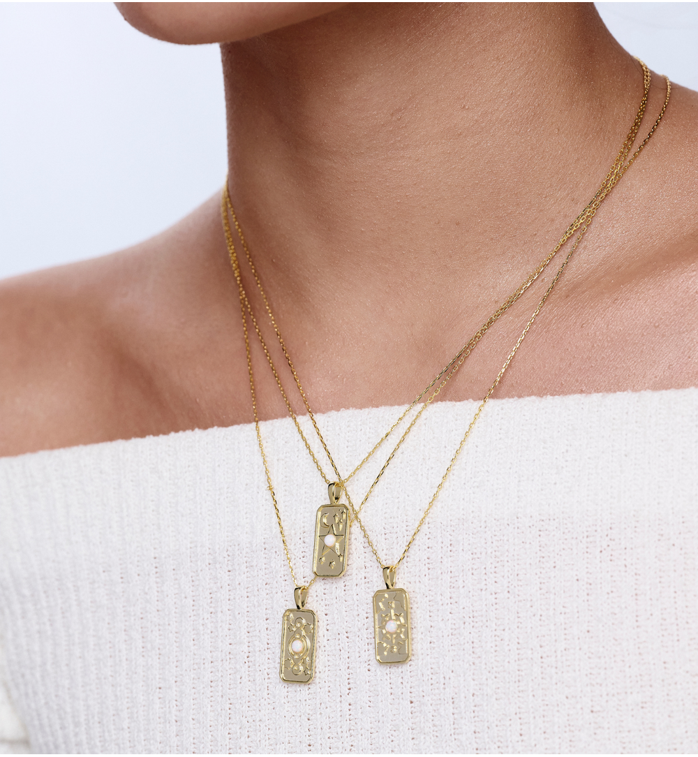 Naszyjnik z prostokątną zawieszką z motywem słońca, księżyca i gwiazd NCA0098