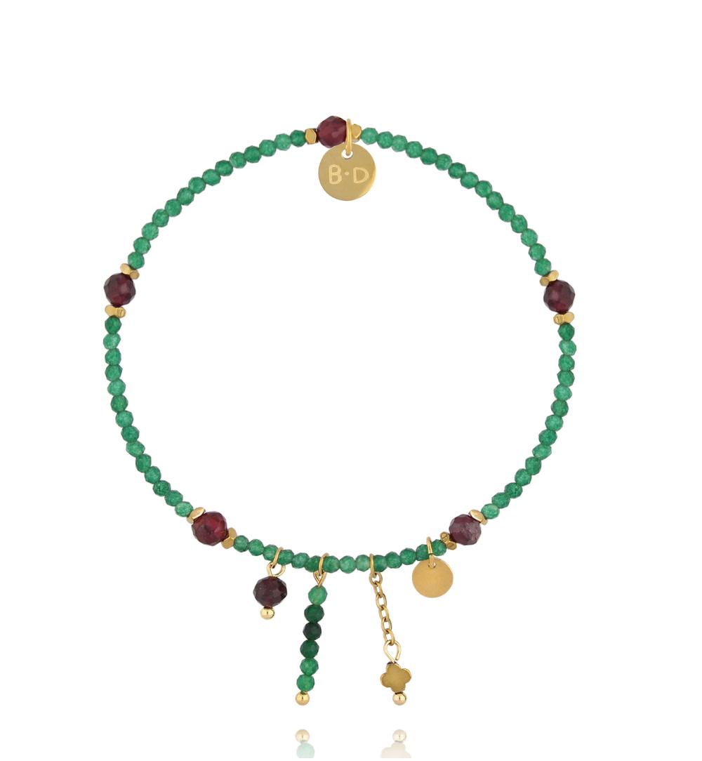 Bransoletka z zielonych kamieni z zawieszkami i detalami w kolorze złota BTW3562