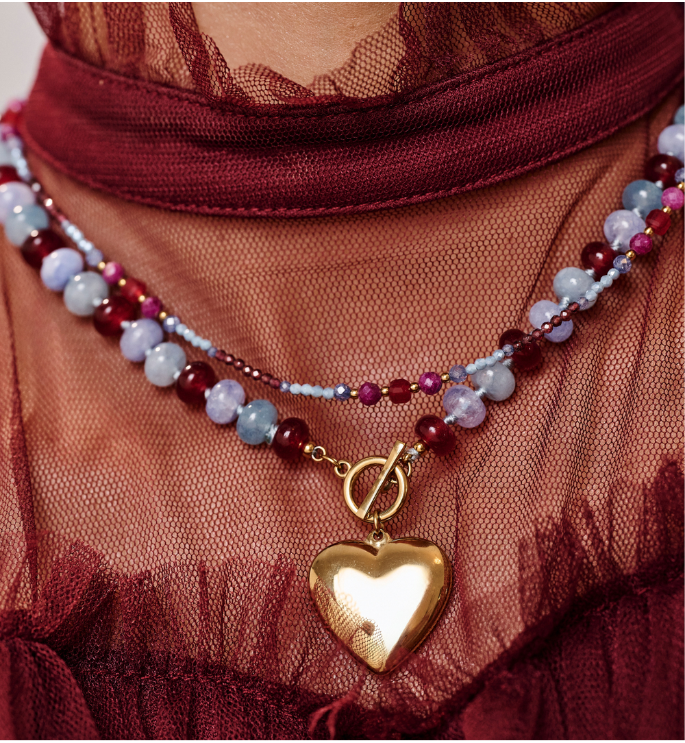 Naszyjnik z bordowych i błękitnych kamieni z pozłacanym sercem NPA1517