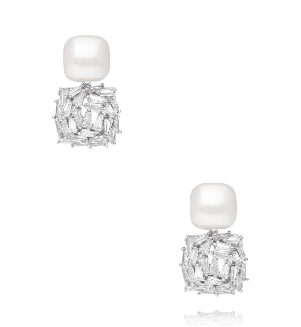Kolczyki z perłą i kryształową kostką – srebrne wykończenie KLU0203