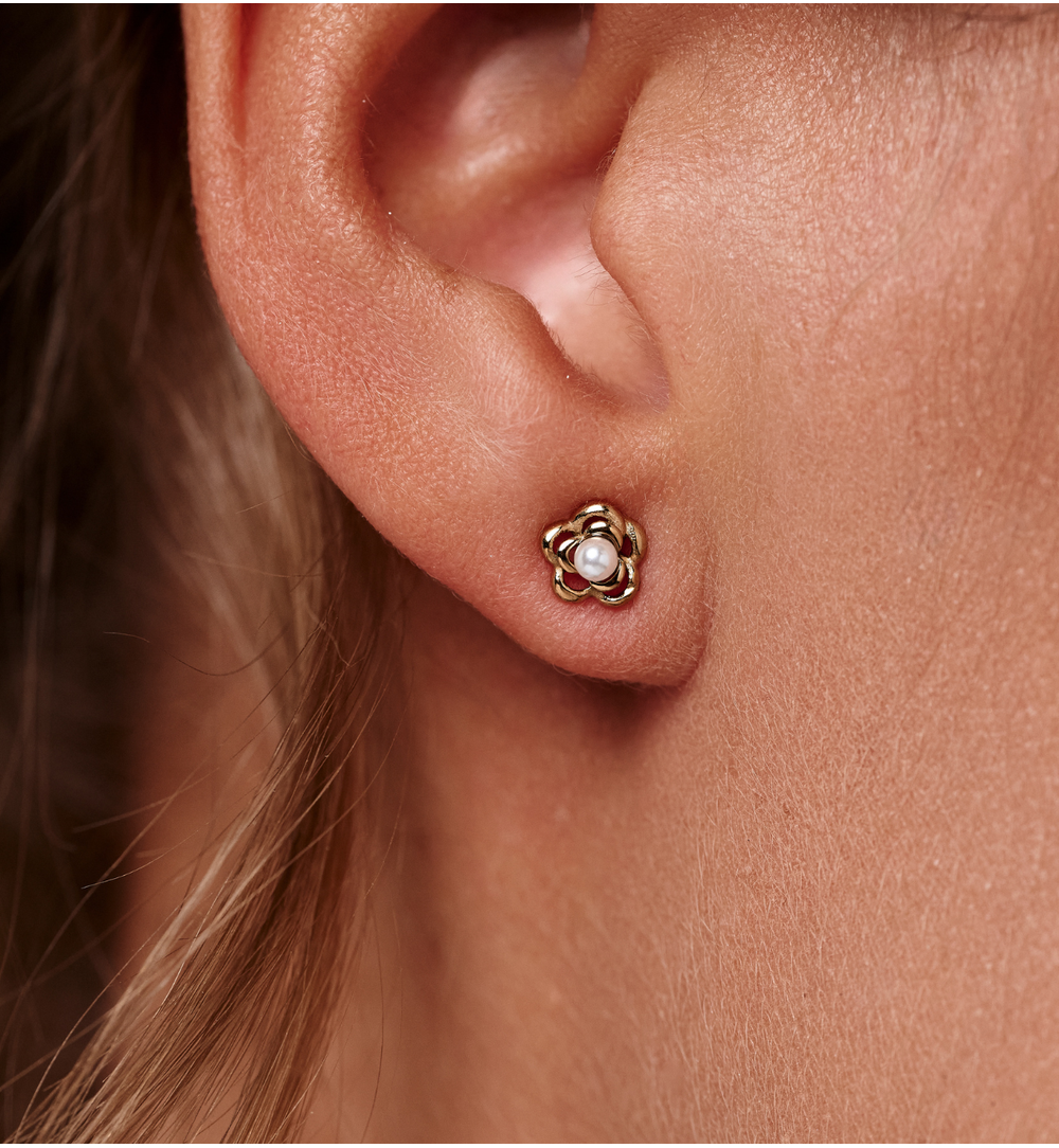 Kolczyki wkrętki w kształcie kwiatka z perłą KSY0628