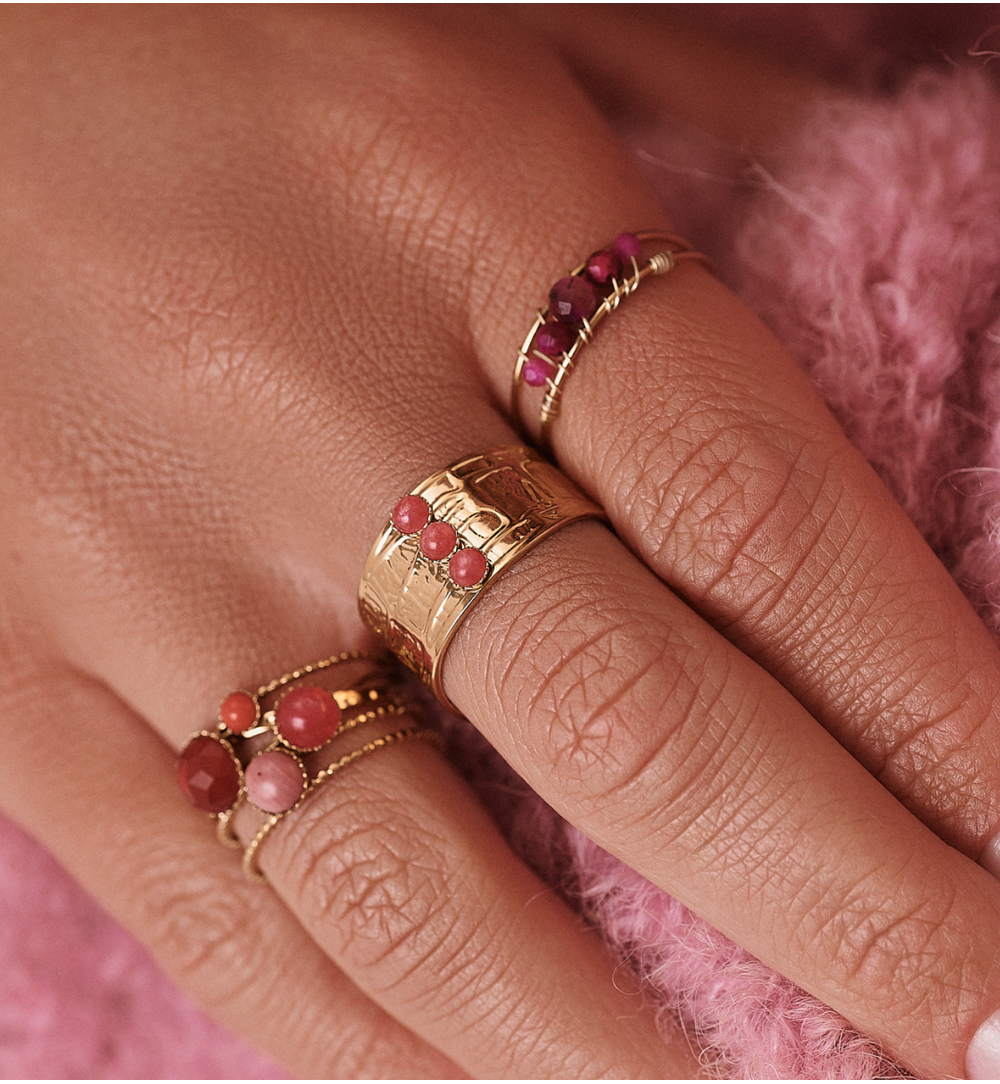 Pierścionek regulowany złoty z jadeitami barwionymi PEA0026