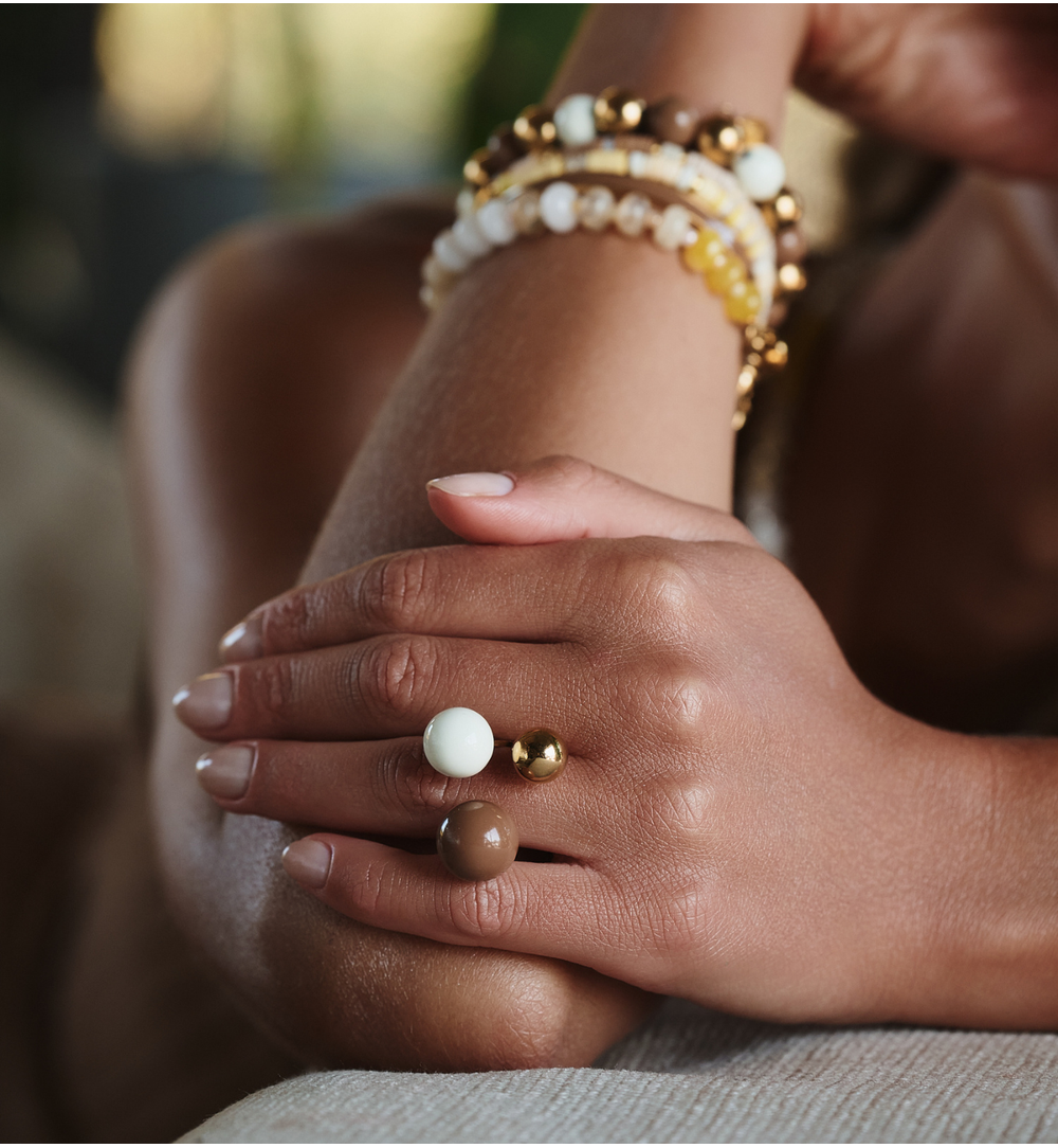 Pierścionek z kulkami w odcieniach bieli i czekolady PSA1085