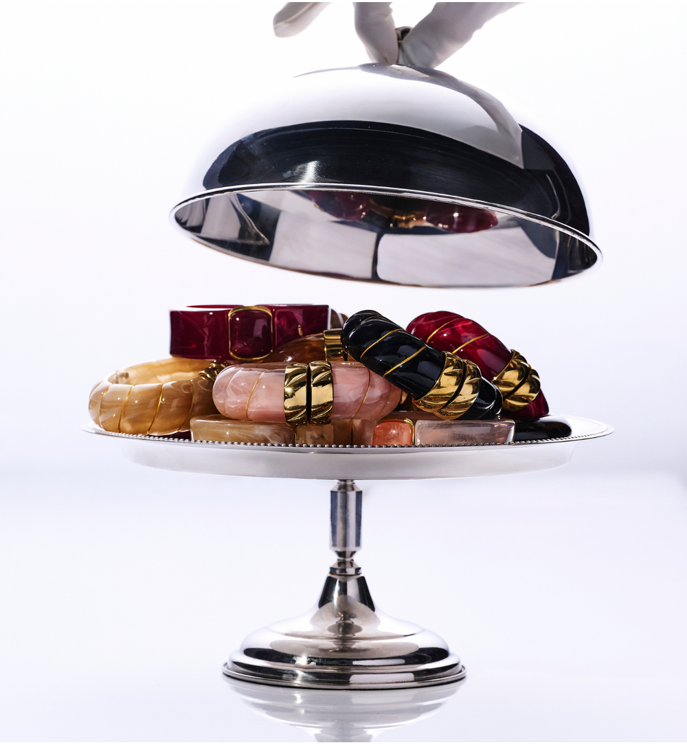 Bransoletka w odcieniu czerni ze złotym zapięciem BEU0002