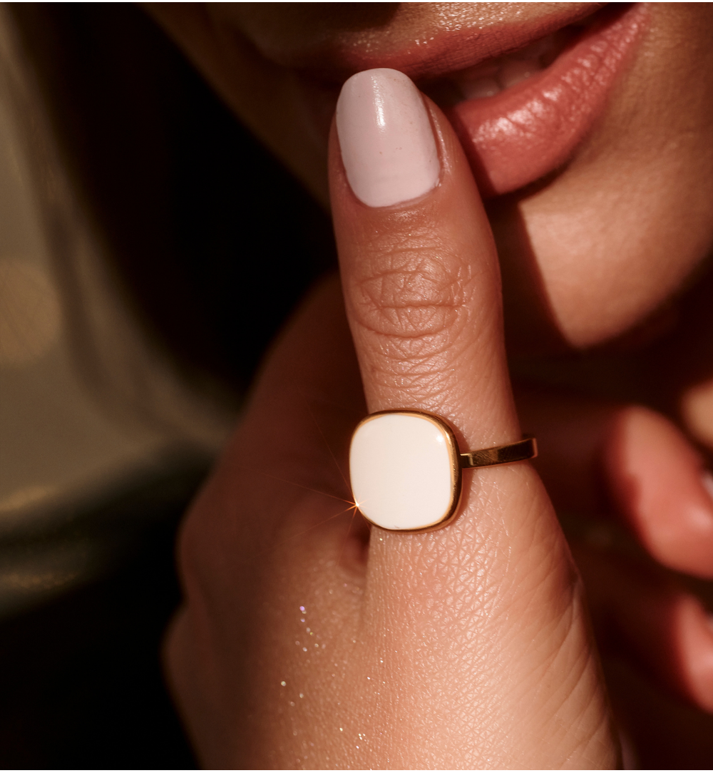 Pierścionek pozłacany z biała emalią PSY0066