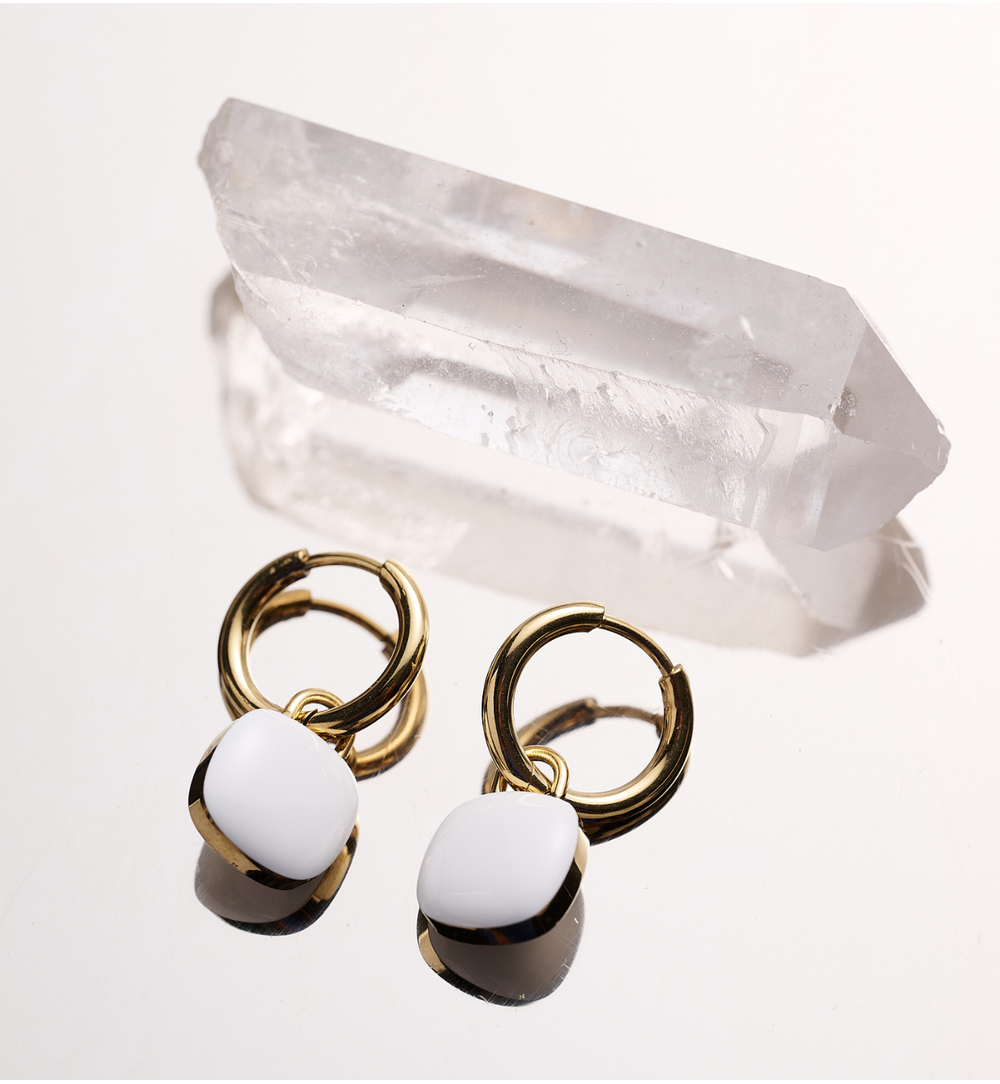 Kolczyki kółka z białą zawieszką KSY0370