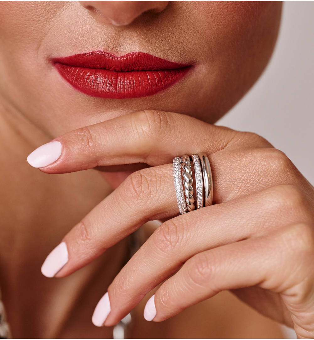 Pierścionek srebrny szeroki z kryształkami PSS0212