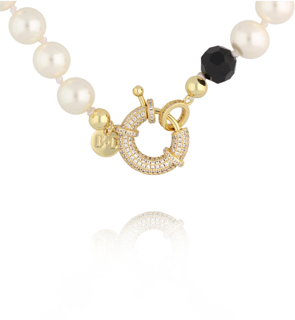 Naszyjnik perły i czarne fasetowane kamienie z ozdobnym zapięciem NS0345